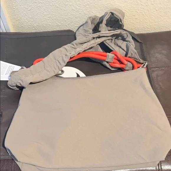 Lululemon Convertible Ruched crossbody Women's Bag 6.5 L - Picture 2 of 2